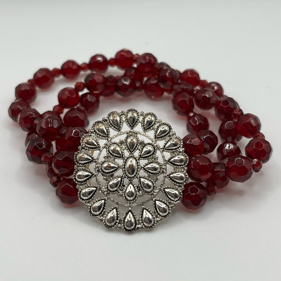 ❤️ Chaps Red Beaded Stretch Bracelet with Ornate Silver-Tone Medallion ❤️ - Picture 2 of 3